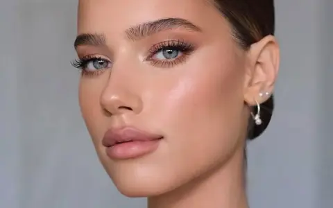Trucco signora cerimonia: sguardo intenso, labbra naturali e pelle luminosa, un look perfetto per ogni evento speciale.