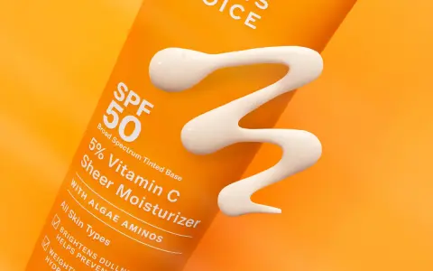 Crema solare SPF 50 con Vitamina C e acido salicilico, ideale per proteggere la pelle dal sole e idratarla.