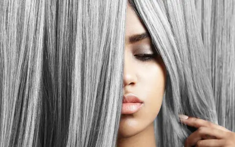 Capelli grigi e biondi, un trucco per capelli sale e pepe che dona un look audace e moderno.