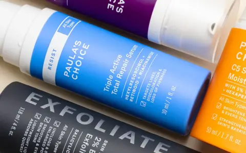 Siero viso Paula's Choice: la niacinamide e la vitamina C si possono usare insieme per una pelle luminosa e compatta.