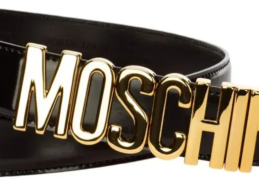 Cintura donna Moschino in pelle nera lucida con logo dorato a lettere cubitali. Un accessorio iconico per un look audace.