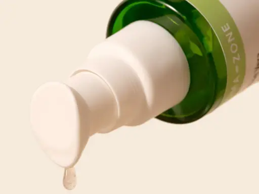 Goccia di gel di aloe vera da un flacone, ideale per lenire la dermatite seborroica.