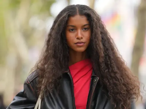 Capelli lunghi e mossi, un look da invidiare. Scopri come si usa la maschera per capelli per ottenere questo risultato.