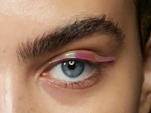 Occhi piccoli trucco per ingrandire: eyeliner grafico iridescente che allunga lo sguardo, creando un effetto magnetico.