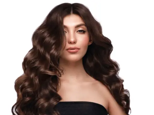 Capelli castani, lunghi e ondulati, morbidi e lucenti grazie al segreto di lasciare il balsamo sui capelli tutta la notte.