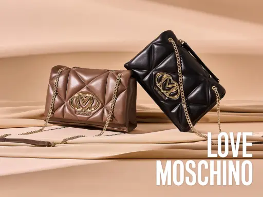 Due borse Moschino, una marrone e una nera, con trapuntatura a rombi e logo dorato. Le moschino tasche sono perfette per ogni occasione.