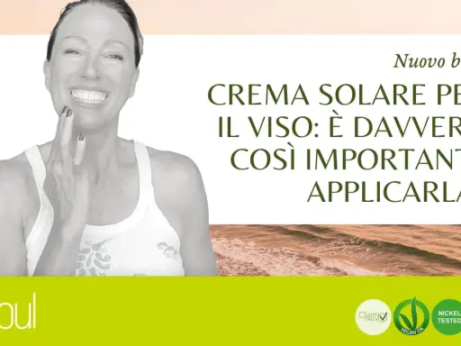 Donna sorridente applica crema sul viso. Il blog parla di crema solare per il viso: è davvero importante usarla come crema idratante?