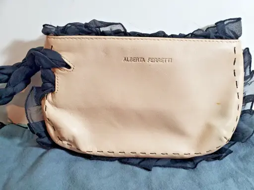 Borsa Alberta Ferretti in pelle color pesca con dettagli in chiffon nero e manico intrecciato.