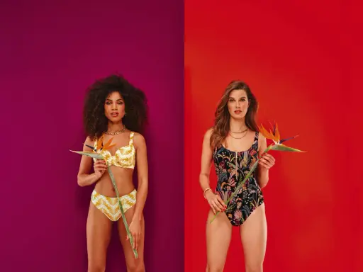 Due modelle con costumi Barrow, una in bikini giallo con fantasia tropicale, l'altra in costume intero nero con stampa floreale esotica.