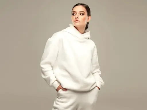 Modella con un'elegante felpa corta bianca, un look casual ma chic.