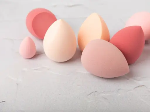 Set di beauty blender in varie tonalità pastello, perfetti per un'applicazione impeccabile del makeup. Scopri come si usa per un finish naturale.