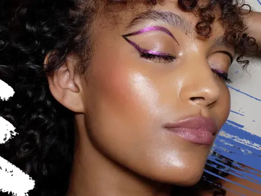 Occhi magnetici con eyeliner fucsia glitterato, labbra nude e pelle luminosa. Un trucco per more che esalta la bellezza naturale.