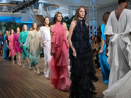 Sfilata di Alberta Ferretti con abiti corti e lunghi, in tessuti leggeri e colori vivaci, che danzano sulla passerella.