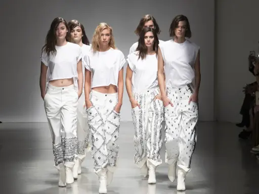 Sfilata Alberta Ferretti: abiti bianchi con dettagli scintillanti, un'espressione di filosofia minimalista e audace.