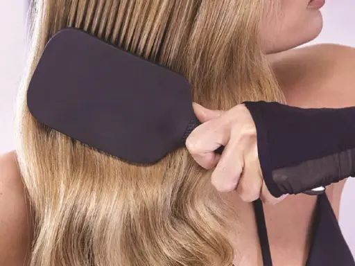 Donna spazzola capelli molto secchi. Scopri cosa fare per nutrirli e renderli morbidi e luminosi.