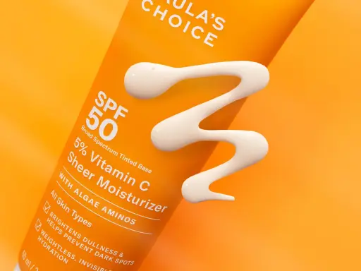 Crema solare SPF 50 con Vitamina C e acido salicilico, ideale per proteggere la pelle dal sole e idratarla.