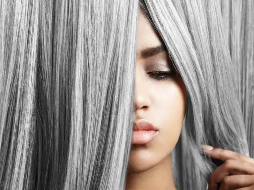 Capelli grigi e biondi, un trucco per capelli sale e pepe che dona un look audace e moderno.