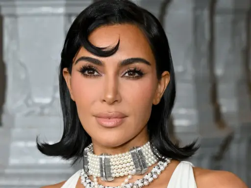 Kim Kardashian con un look sofisticato, evidenziando la tecnica del "baking" per un incarnato impeccabile.