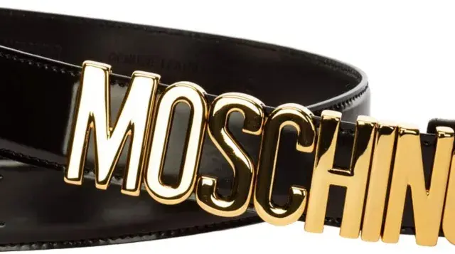 Cintura donna Moschino in pelle nera lucida con logo dorato a lettere cubitali. Un accessorio iconico per un look audace.