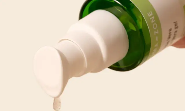 Goccia di gel di aloe vera da un flacone, ideale per lenire la dermatite seborroica.