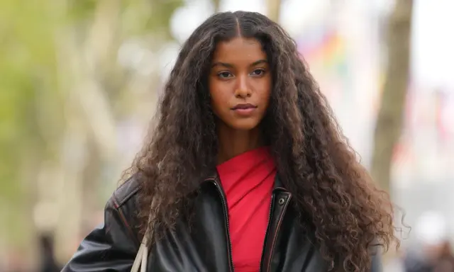 Capelli lunghi e mossi, un look da invidiare. Scopri come si usa la maschera per capelli per ottenere questo risultato.