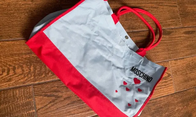 Shopper Moschino azzurro e rosso con cuoricini. Perfetta per portare con te un tocco di stile.