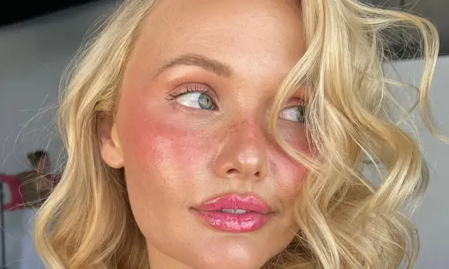 Viso di donna con pelle luminosa e rosata, labbra lucide. L'acido lattico a cosa serve? A donare idratazione e un aspetto radioso.