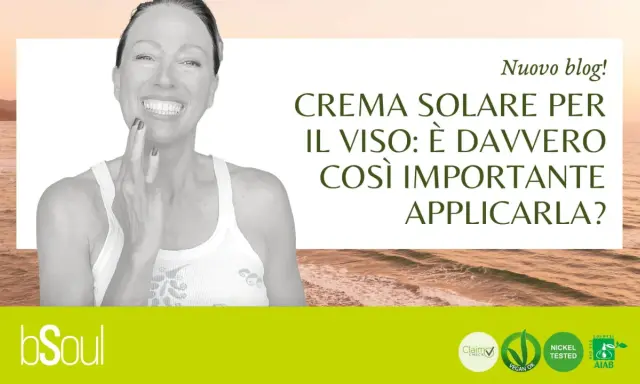Donna sorridente applica crema sul viso. Il blog parla di crema solare per il viso: è davvero importante usarla come crema idratante?