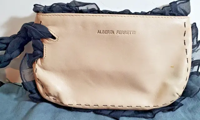 Borsa Alberta Ferretti in pelle color pesca con dettagli in chiffon nero e manico intrecciato.