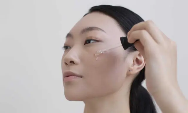 Donna applica siero viso. Per sapere niacinamide dopo quanto fa effetto, guarda la sua pelle luminosa.
