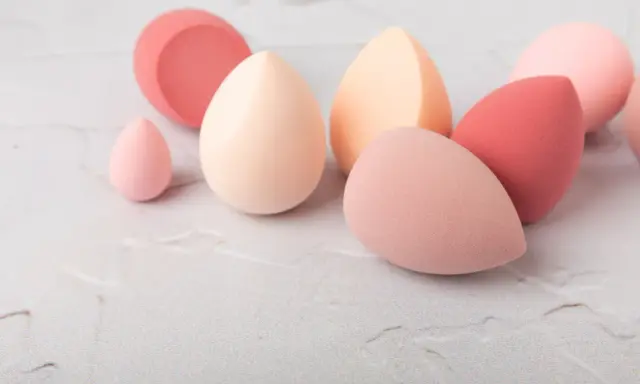 Set di beauty blender in varie tonalità pastello, perfetti per un'applicazione impeccabile del makeup. Scopri come si usa per un finish naturale.