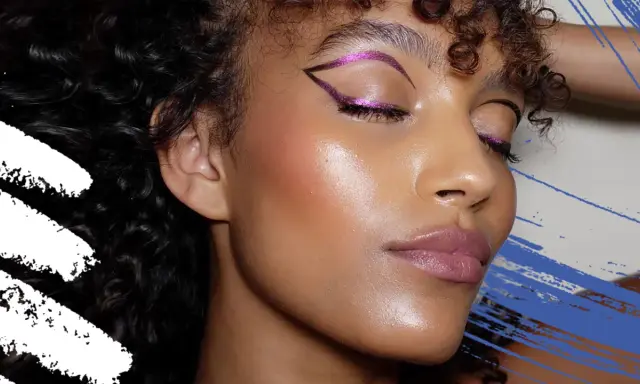 Occhi magnetici con eyeliner fucsia glitterato, labbra nude e pelle luminosa. Un trucco per more che esalta la bellezza naturale.