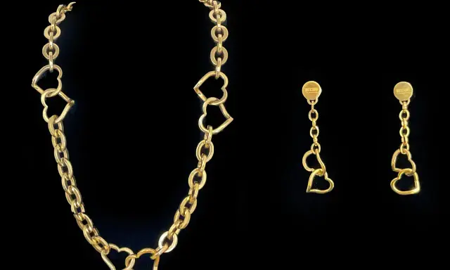 Collana Moschino in oro con cuori intrecciati e orecchini pendenti coordinati.