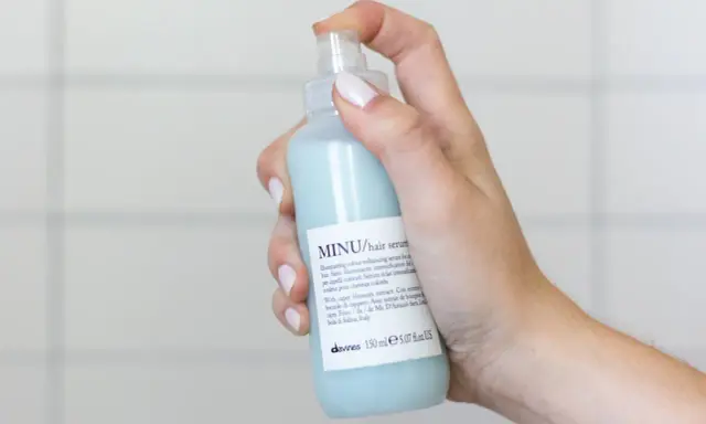 Mano che spruzza siero per capelli MINU. Ideale per capelli colorati, quando metterlo? Dopo lo shampoo, sui capelli tamponati.