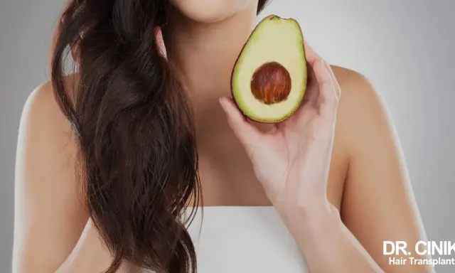 Scopri i benefici dell'avocado per capelli sani e luminosi. Un frutto ricco di nutrienti per la tua chioma.