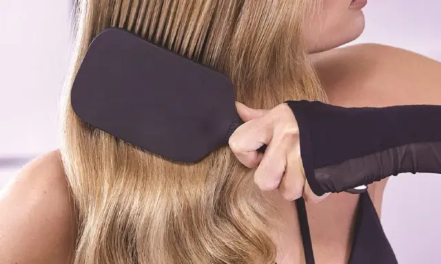 Donna spazzola capelli molto secchi. Scopri cosa fare per nutrirli e renderli morbidi e luminosi.