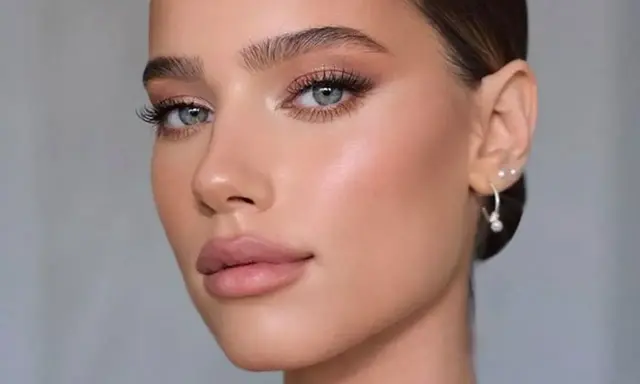 Trucco signora cerimonia: sguardo intenso, labbra naturali e pelle luminosa, un look perfetto per ogni evento speciale.