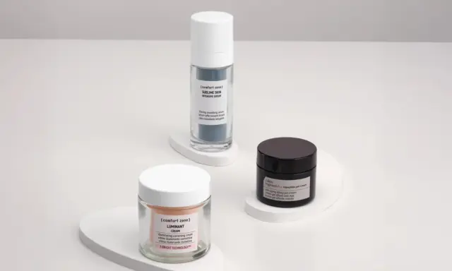 Tre prodotti skincare: un siero, una crema e un gel. Scopri cosa sono i retinoidi e come possono migliorare la tua pelle.