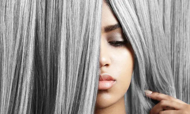 Capelli grigi e biondi, un trucco per capelli sale e pepe che dona un look audace e moderno.