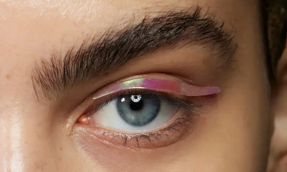 Occhi piccoli trucco per ingrandire: eyeliner grafico iridescente che allunga lo sguardo, creando un effetto magnetico.