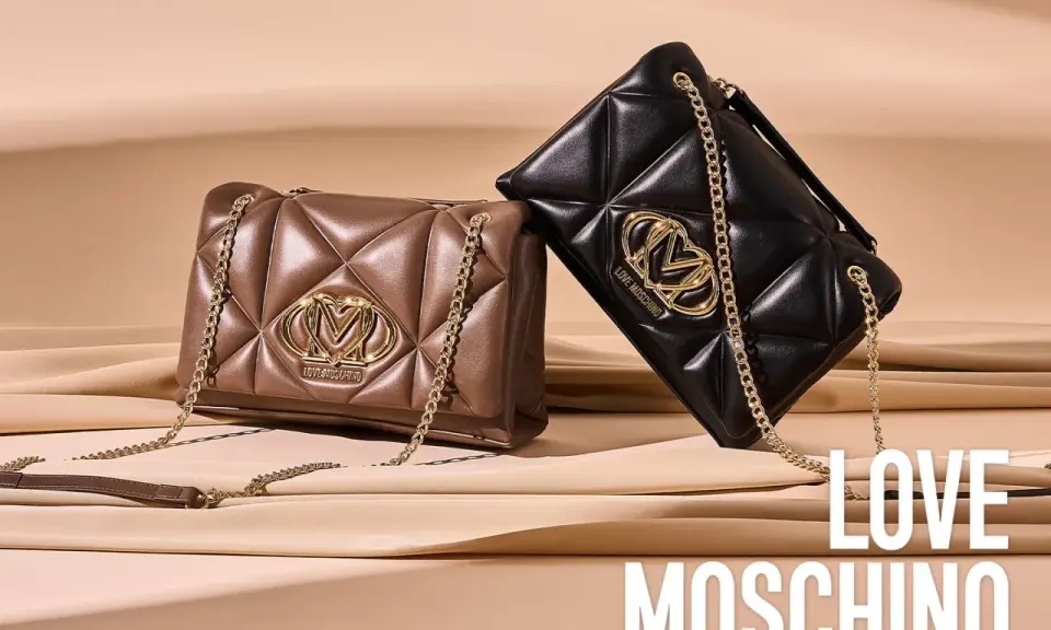 Due borse Moschino, una marrone e una nera, con trapuntatura a rombi e logo dorato. Le moschino tasche sono perfette per ogni occasione.