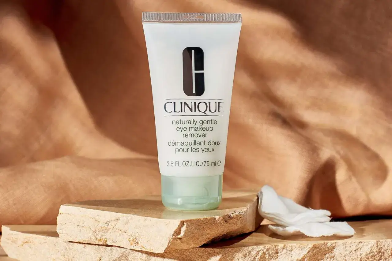 Clinique Naturally Gentle Eye Makeup Remover: la soluzione delicata per come togliere trucco waterproof senza irritare gli occhi.