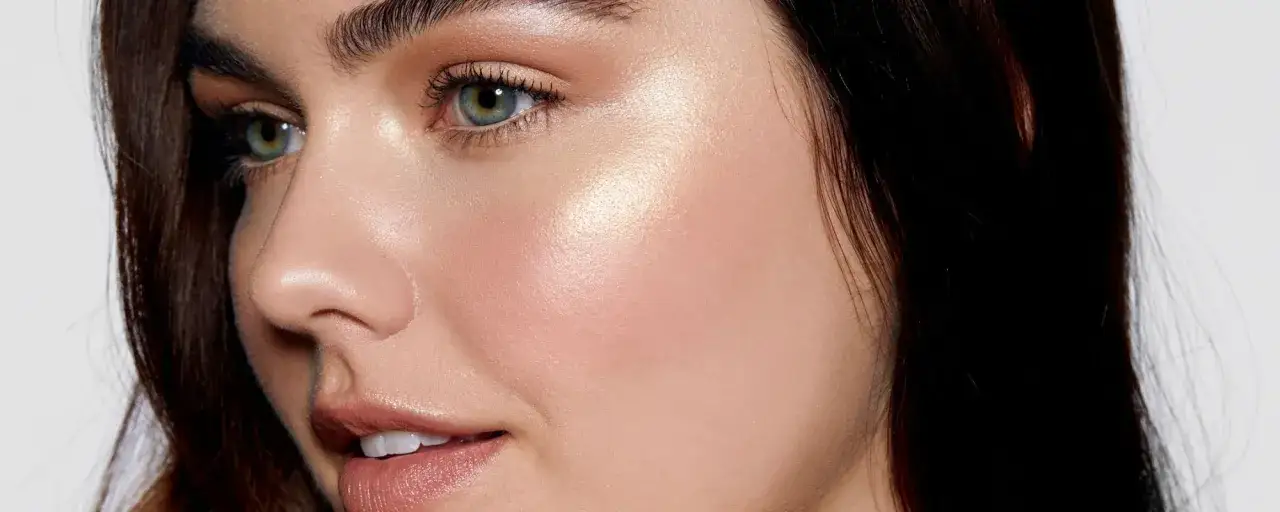 Viso radioso: scopri come mettere illuminante sul viso per un effetto glow naturale.