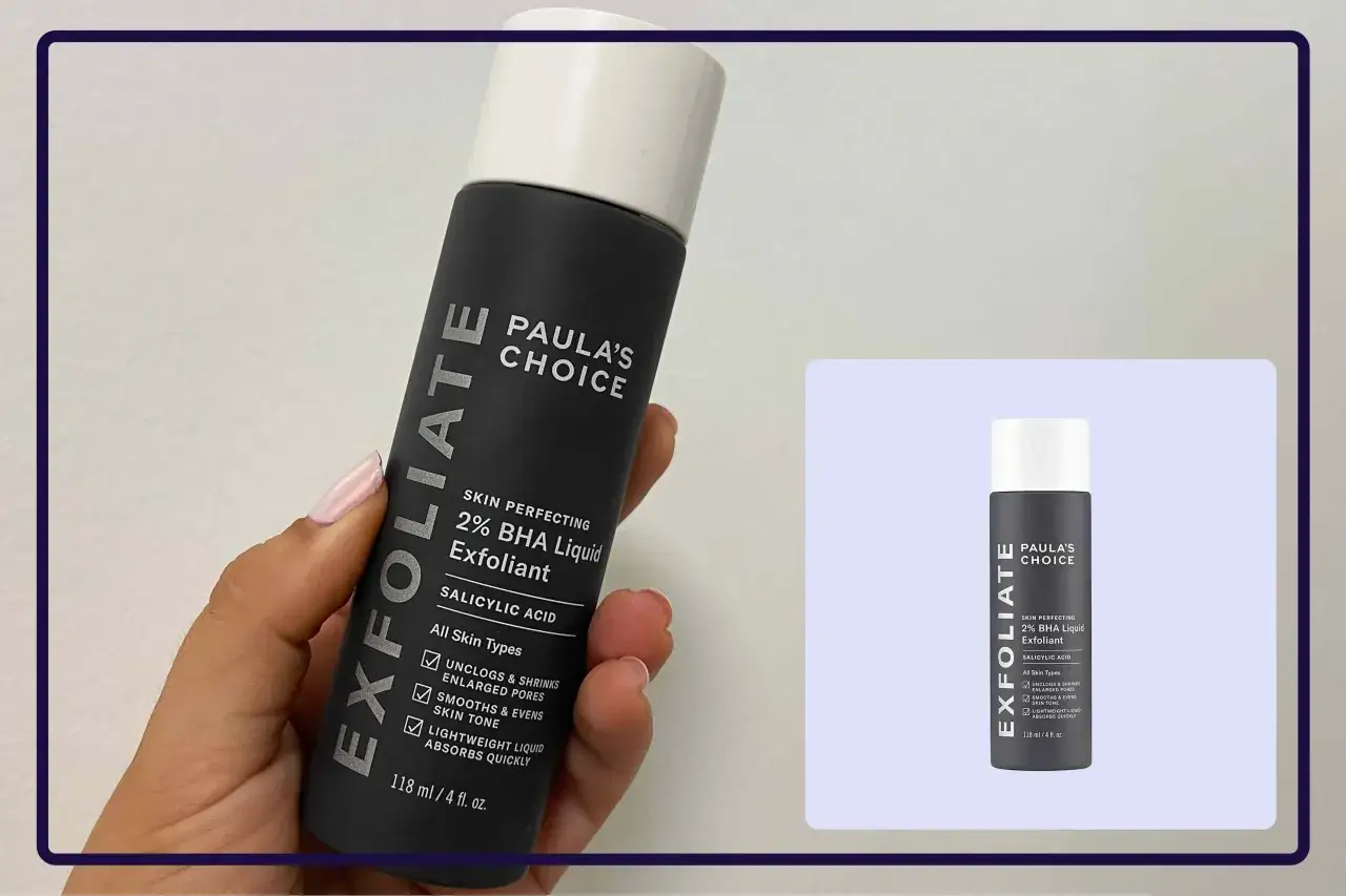 Una mano tiene un flacone di esfoliante Paula's Choice con acido salicilico, che promette pelle liscia e pori minimizzati.