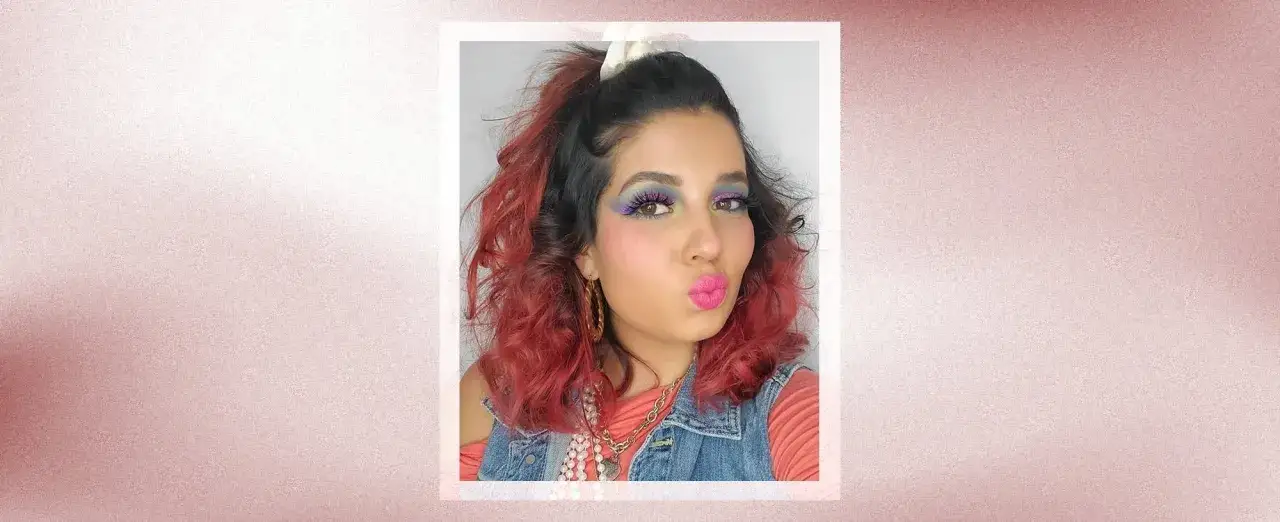 Tutorial trucco anni 80: occhi colorati, labbra fucsia e capelli cotonati per un look audace e divertente.