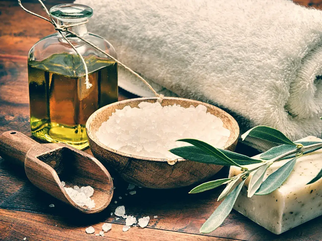 Olio di oliva, sale e sapone all'oliva per capelli decolorati. Un rituale di bellezza naturale.