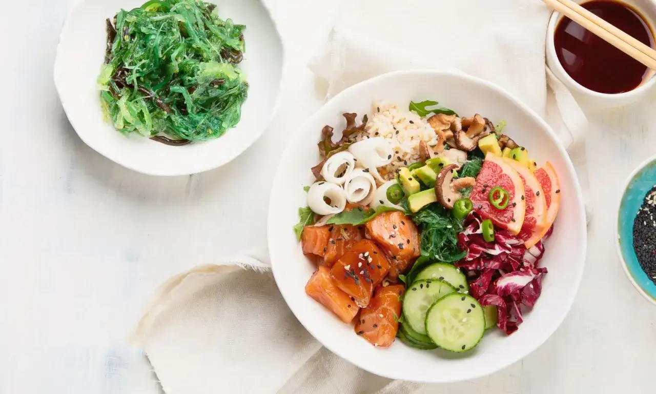 Poke bowl con salmone, alghe e verdure. Un pasto gustoso e nutriente, ideale per scoprire cosa mangiare per rinforzare i capelli.
