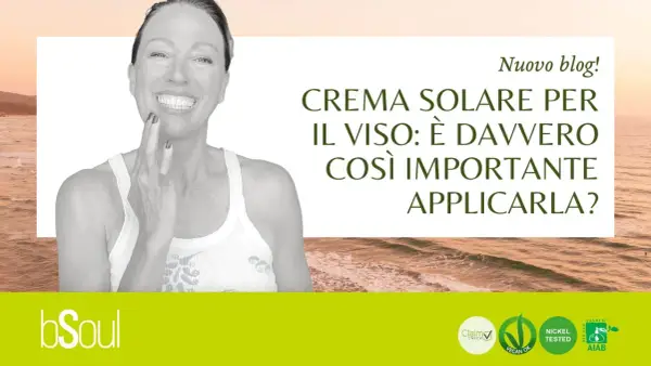 Donna sorridente applica crema sul viso. Il blog parla di crema solare per il viso: è davvero importante usarla come crema idratante?