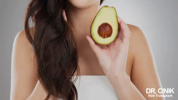Scopri i benefici dell'avocado per capelli sani e luminosi. Un frutto ricco di nutrienti per la tua chioma.