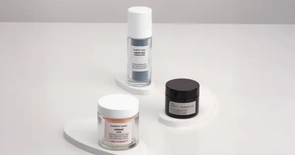 Tre prodotti skincare: un siero, una crema e un gel. Scopri cosa sono i retinoidi e come possono migliorare la tua pelle.